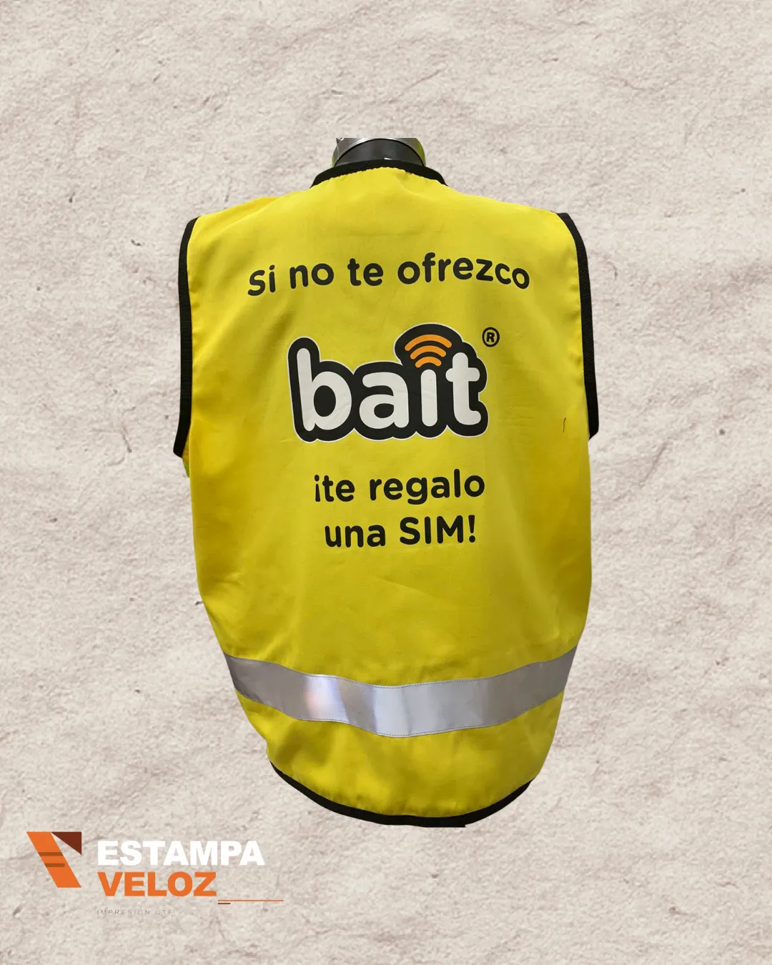 Chaleco amarillo reflejante de Bait con impresión DTF profesional aplicada por Estampa Veloz
