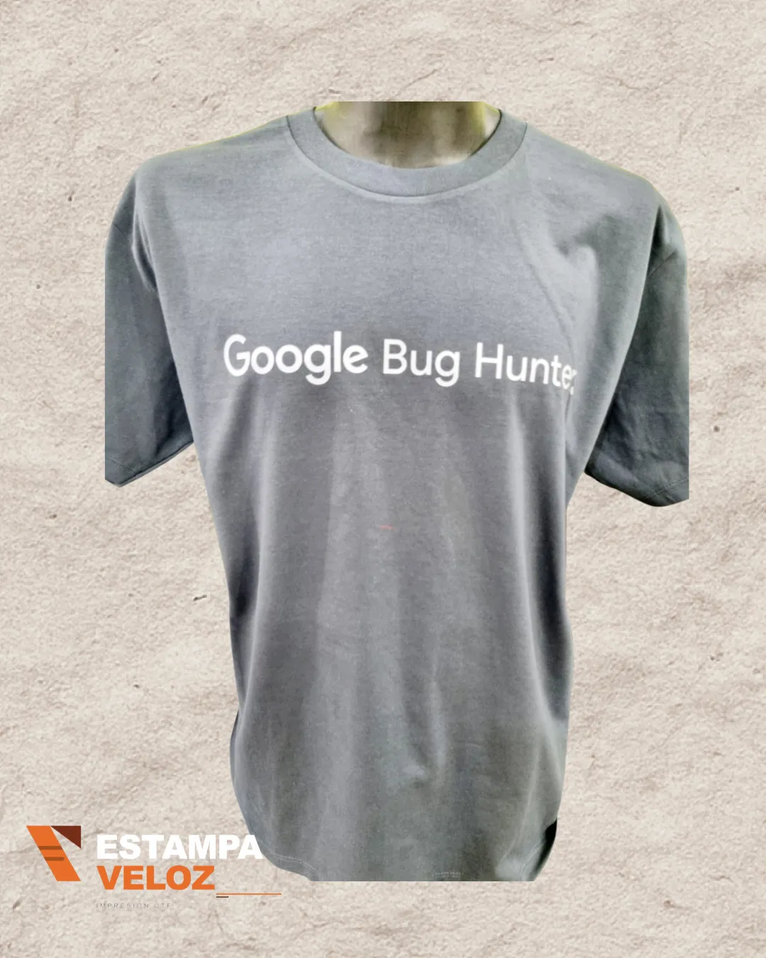 Playera gris con estampado DTF Google Bug Hunter impresa por Estampa Veloz para cliente corporativo