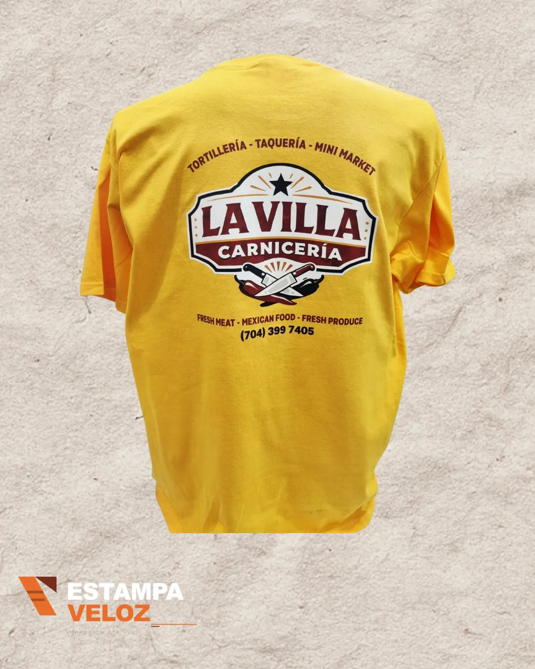 Playera amarilla con estampado DTF full color La Villa Carnicería impresa por Estampa Veloz