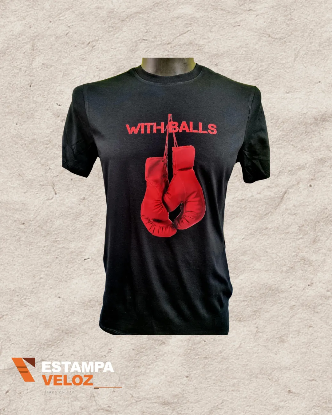 Playera negra con estampado DTF With Balls y guantes de box